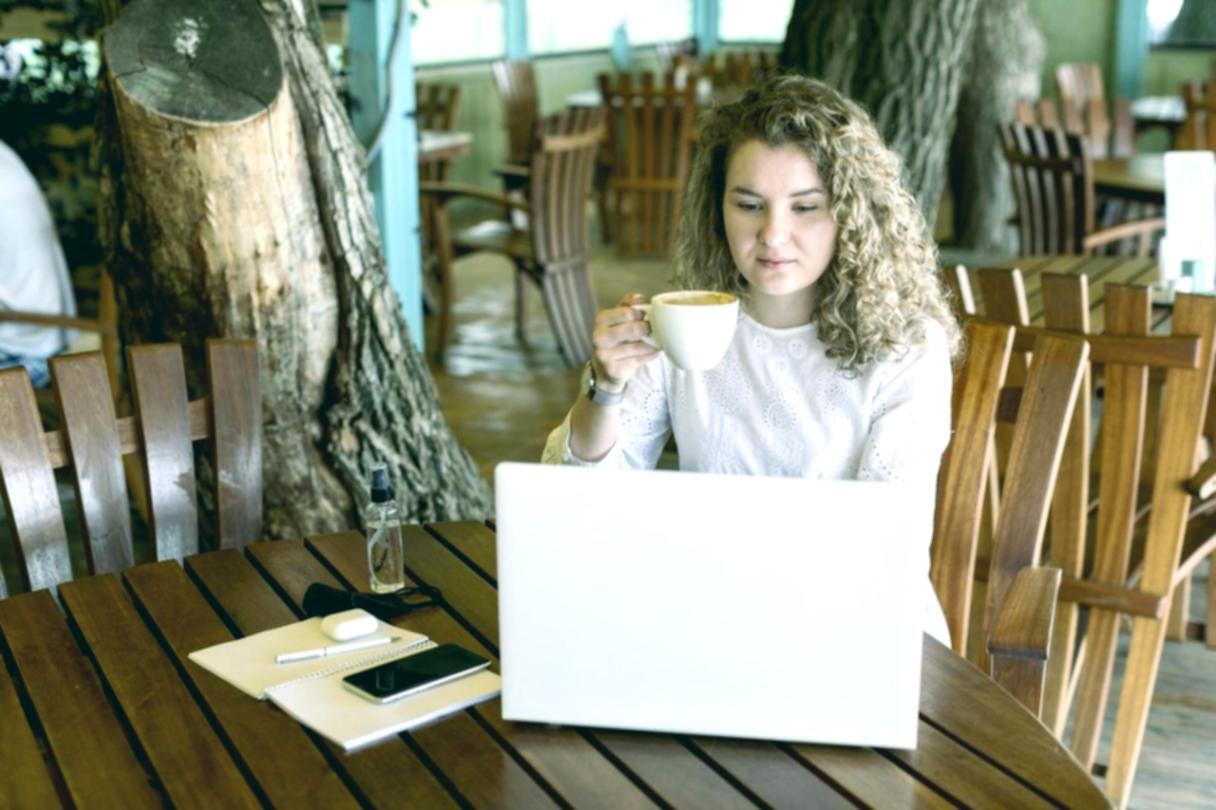 Network troubleshooting workspace showing diagnostic tools and documentation